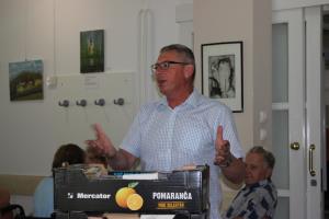 Župan razveselil starejše s predajo knjig 2